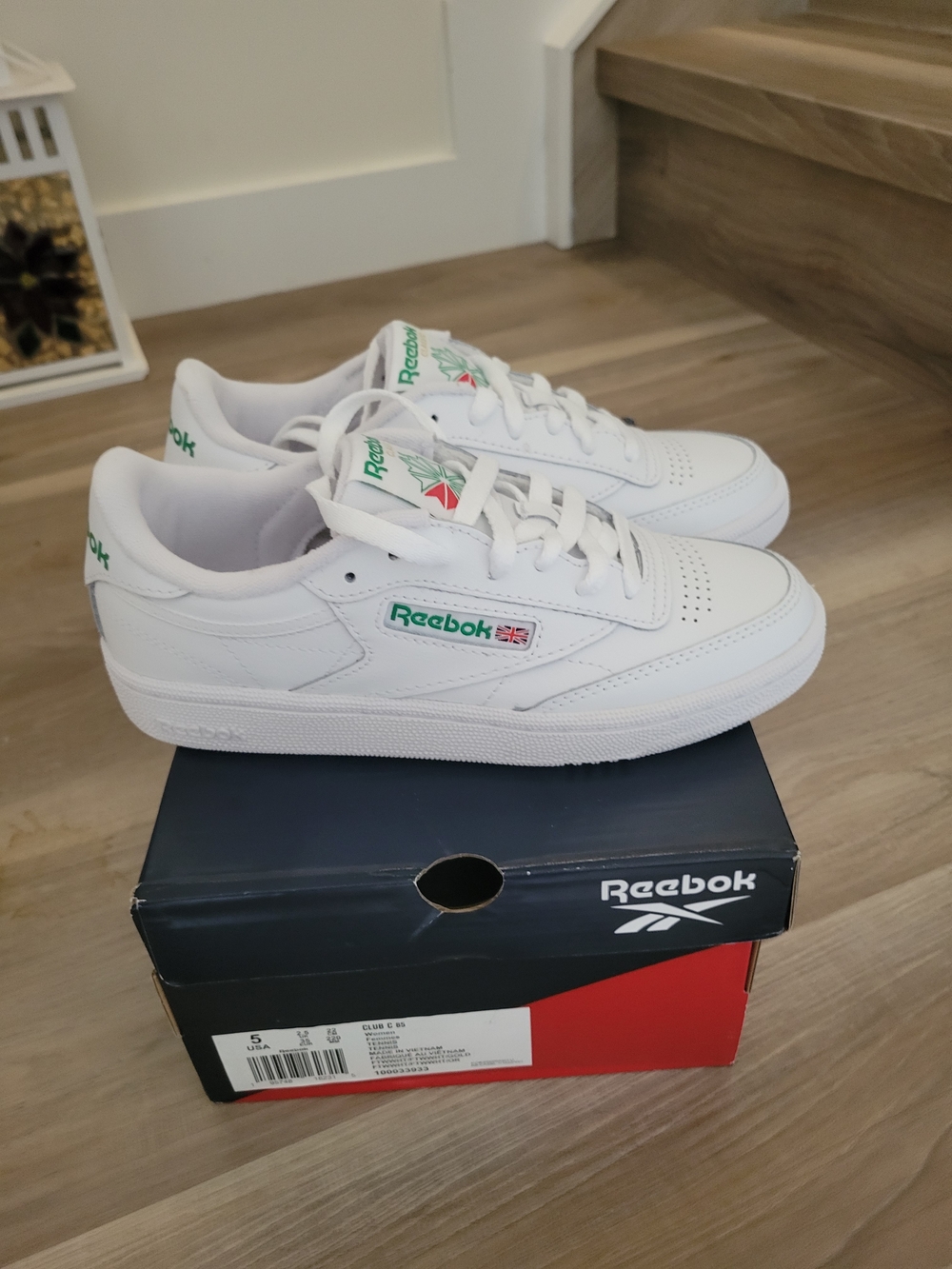 Reebok Women White Sneakers with Green Logo Accents Size 5